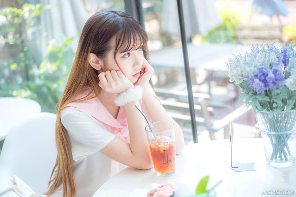 “是。”虽然不明白发生了什么事，管家也没干多问，连忙躬身答应一声，带了几名家丁前往刘璝的岳父那里准备接人，只是刘璝的夫人已经先一步离开，并没有接到，当这件事情被管家告知刘璝之后。